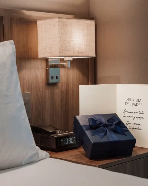 Detalle de mesita de noche en BINN Hotel con regalo y tarjeta del Día del Padre