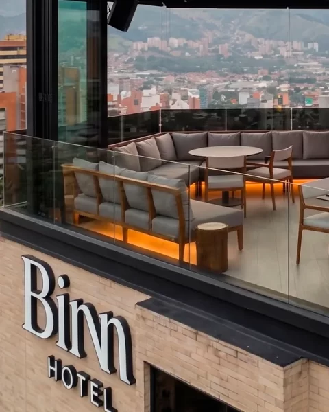 Vista aérea de Etro Rooftop sobre el Binn Hotel con el Valle de Aburrá de fondo.