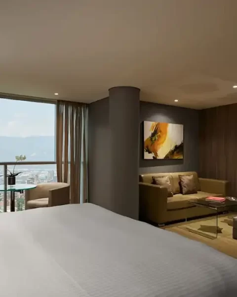 Suite con vista panorámica a Medellín y cama king en BINN Hotel, El Poblado, para el Día de las Madres.