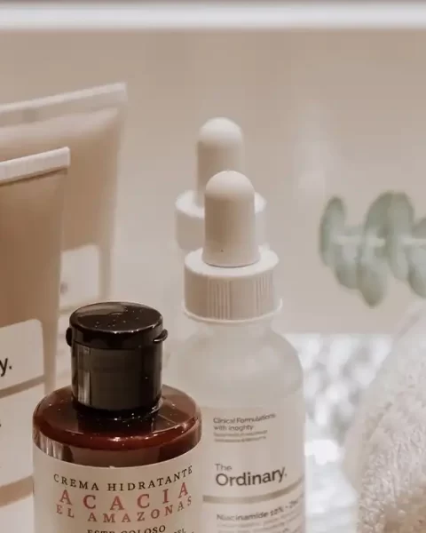 Productos de skincare y toalla en experiencia de spa para el Día de las Madres en BINN Hotel, Medellín.
