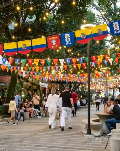 Zona peatonal de Medellin decorada con banderas de Colombia y banderines FIFA Copa Mundo 2026