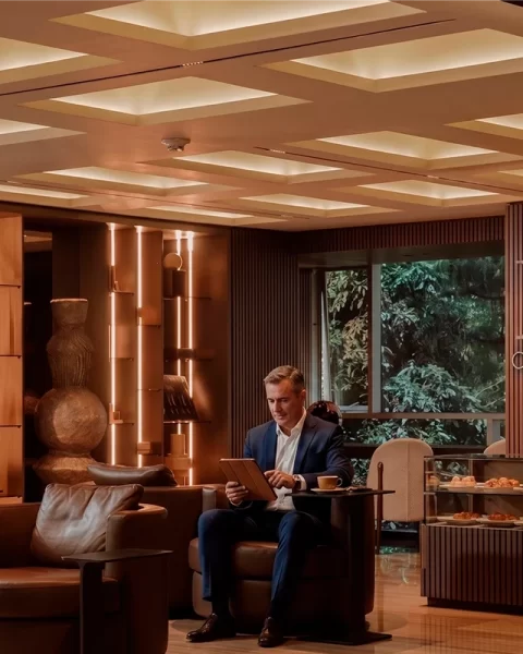 B Coffee lounge at BINN Hotel, a workspace for business travelers in Medellin.