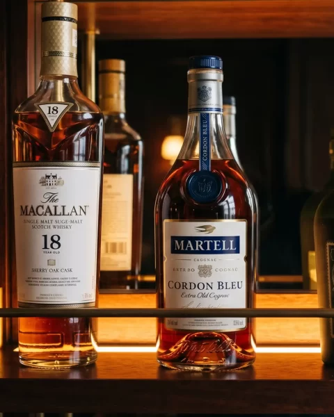Carta de licores premium en Etro Rooftop con whisky Macallan, cognac Martell y ron añejo para coctelería exclusiva.