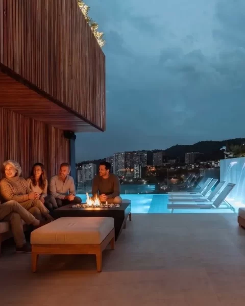 Celebración del Día de la Madre en Etro Rooftop: familia reunida junto a la fogata con vista a la ciudad de Medellín.