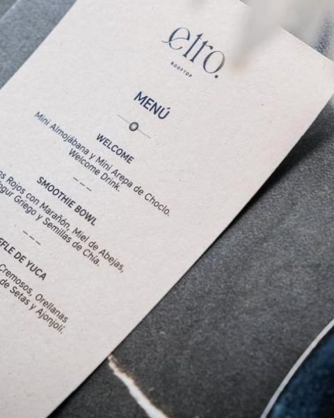 Menú sobre una mesa decorada con una flor, destacando las celebraciones especiales en Etro