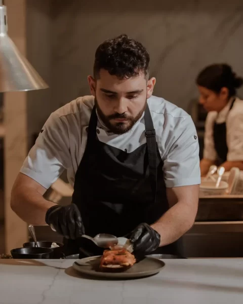 Chef emplatando en la cocina de La Makha, restaurante de alta cocina en Medellín