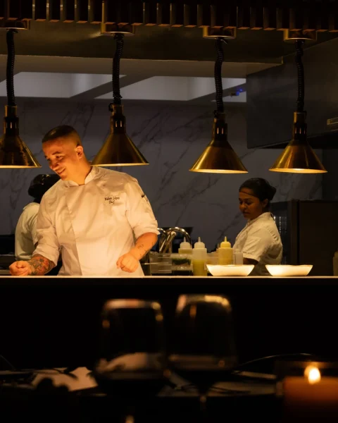 Nelson López, chef ejecutivo en la cocina del restaurante La Makha en Medellín.