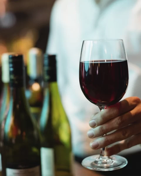 Copa de vino tinto servida en el restaurante La Makha en Medellín