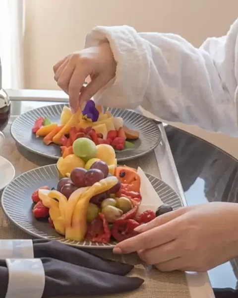 Desayuno sorpresa con frutas frescas servido en la habitación de Binn Hotel Medellín para el Día de la Madre.