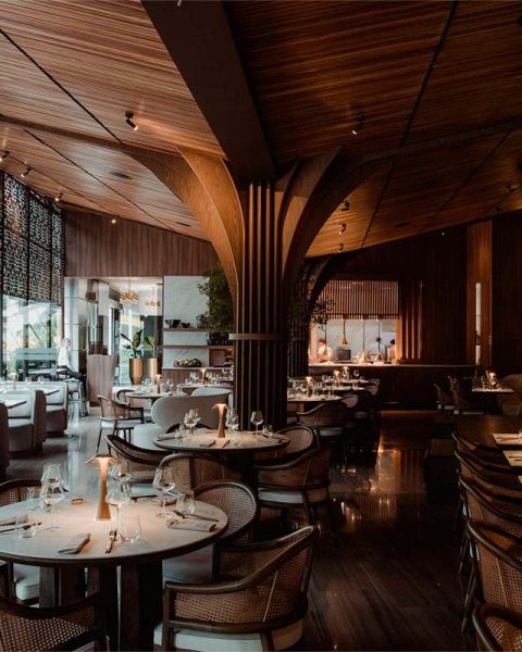Vista interior del restaurante La Makha en Medellín, destacando su arquitectura y diseño de interiores moderno con madera.