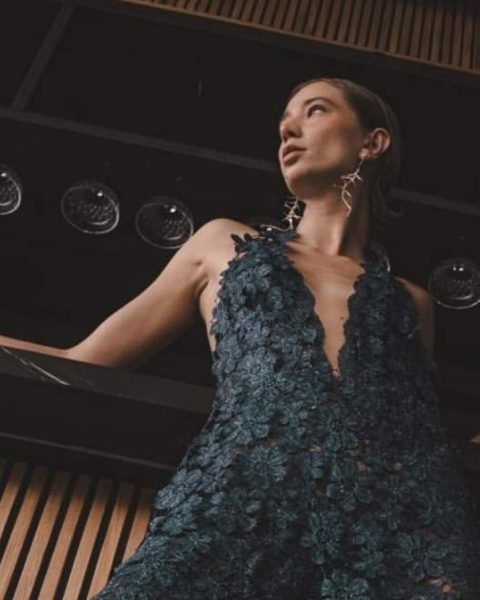 Mujer posando para una foto con un vestido azul, destacando el estilo elegante para la visita a Etro