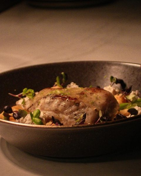 Un bol con comida variada colocado sobre una mesa.