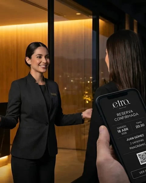 Gestiona tu reserva directa rooftop desde el móvil para eventos en Etro; hostess dando la bienvenida a cena exclusiva.