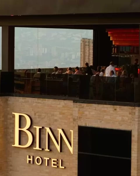 Rooftop de Binn Hotel con vista panorámica de Medellín durante una tarde de mayo.