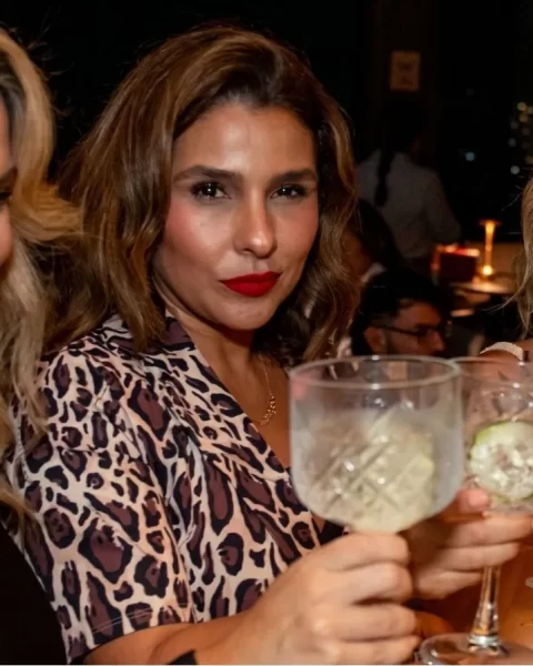 Tres mujeres brindando con gin tonic en evento de mayo en ETRO Rooftop, BINN Hotel Medellín
