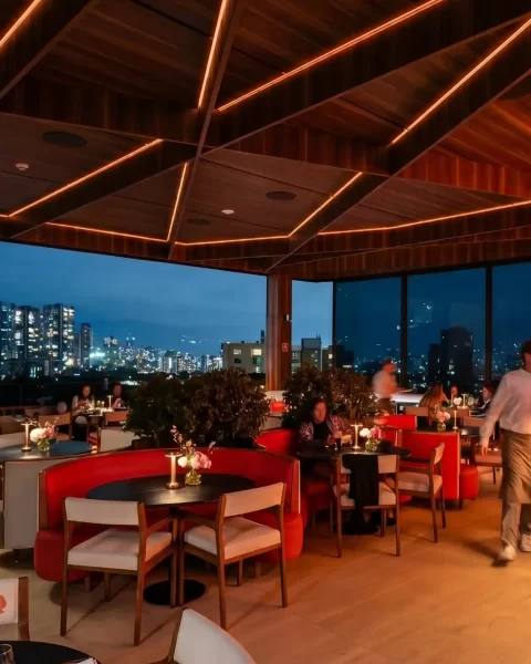 Interior de ETRO Rooftop en pleno servicio nocturno con vista a Medellín, el mejor mes de mayo en BINN Hotel El Poblado.