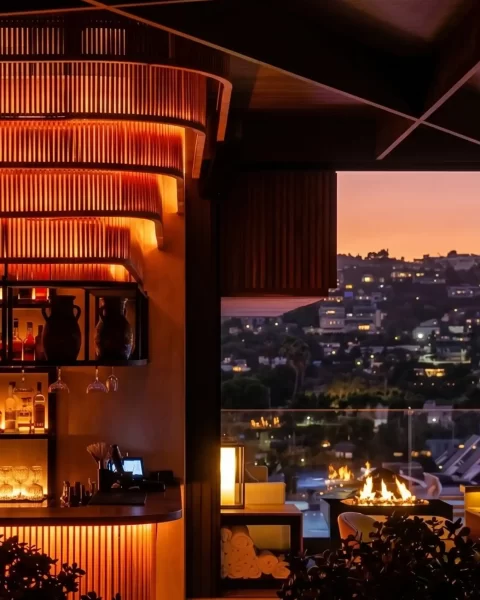 Barra iluminada de ETRO Rooftop con fogón y vista al atardecer de El Poblado, Sunset Session de mayo en BINN Hotel Medellín.