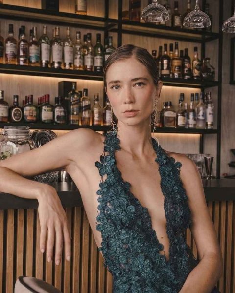 Espacio elegante de Etro Rooftop Medellín con barra iluminada y ambiente sofisticado ideal para fotos en rooftop de Medellín