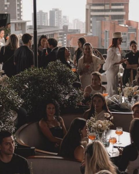 Un gran grupo de personas disfrutando de una comida en un bar