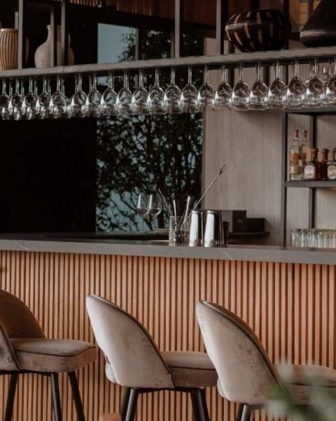 Bar de madera con sillas, ideal para eventos corporativos en las alturas