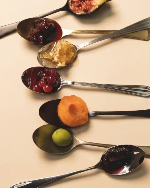 Cucharas con frutas fermentadas, panal de miel e higos, base de la cocina moderna Medellín y técnicas de autor.