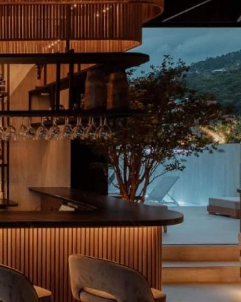 Bar con vista a las montañas, destacando la arquitectura moderna en Etro