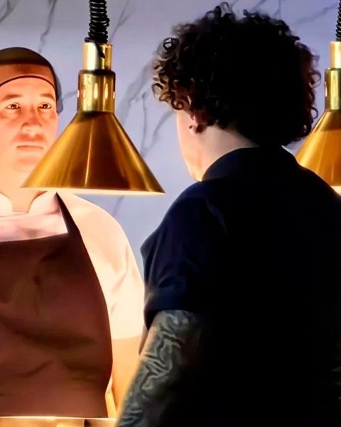 Cocineros trabajando en cocina profesional con iluminación cálida en restaurante de gastronomía sostenible en Colombia