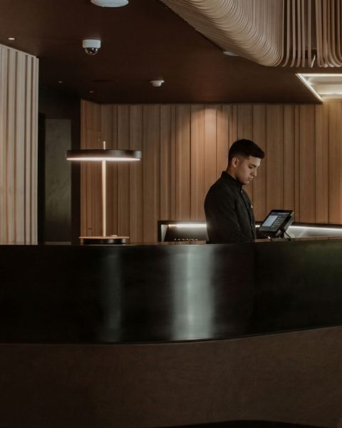 Lobby y recepción de Binn Hotel, referente de hoteles de lujo en Medellín