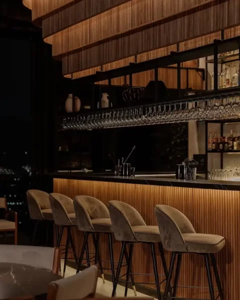 Rooftop bar de etro moderno con coctelería premium, ideal para disfrutar con vista 360 y vida nocturna en Medellín.