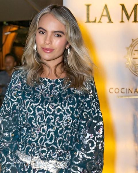 una mujer en La Makha, el un restaurante en corazón de la ciudad, ofrece una experiencia culinaria única y acogedora