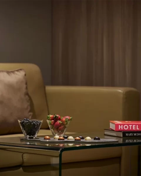 Detalle de suite de lujo con frutas y chocolates, parte de la experiencia en Medellín