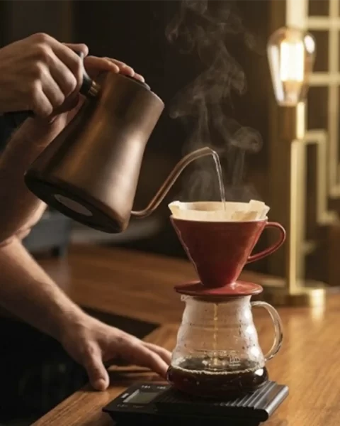 Preparación artesanal para maridaje de café de especialidad en el restaurante La Makha usando cafetera V60.