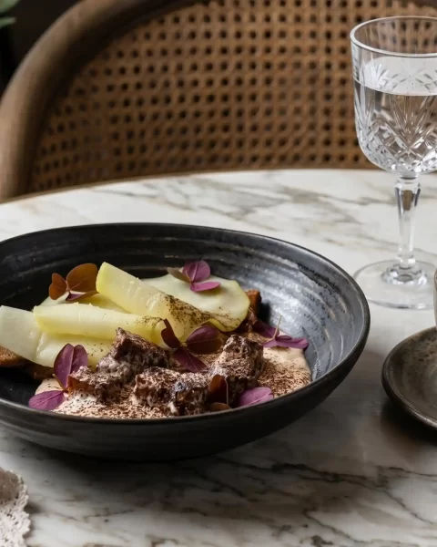 Postre con cacao y flores maridado con café de especialidad en La Makha, Medellín