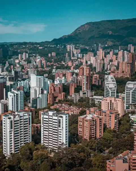 Vista panorámica de edificios residenciales intactos en El Poblado, Medellín tras el sismo de agosto de 2026.