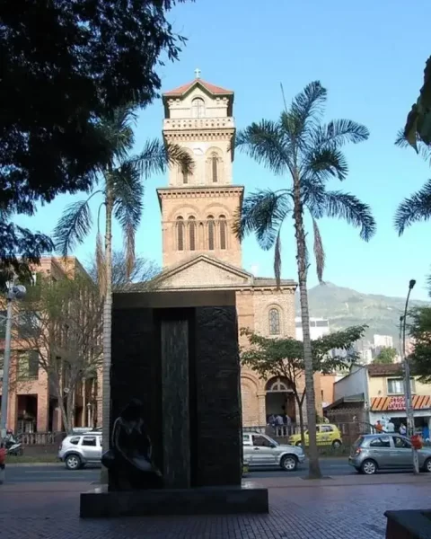 El Poblado Park in Medellín: View of the Church of San José