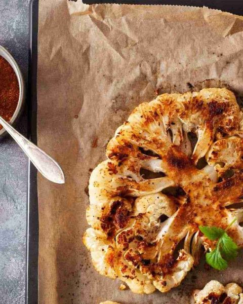 Plato vegetariano con coliflor asada y especias servido en rooftop de Medellín como opción vegana gourmet