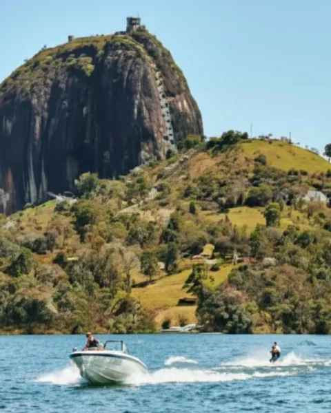 Lancha navegando frente a la Piedra del Peñol, una ruta ideal por el oriente antioqueño desde Medellín.