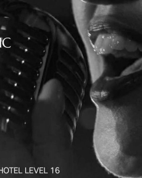 Mujer cantando en un micrófono con el texto "acoustic session" y el título "Playlist Etro: banda sonora para la azotea".