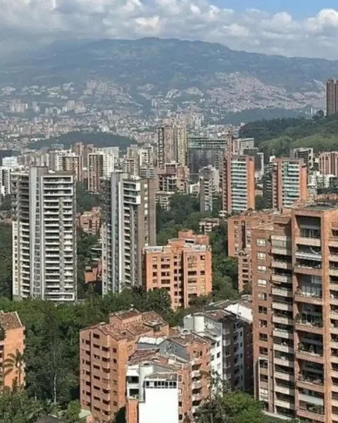 Vista panorámica de El Poblado con torres y cordillera desde BINN Hotel, Medellín en puente de mayo.