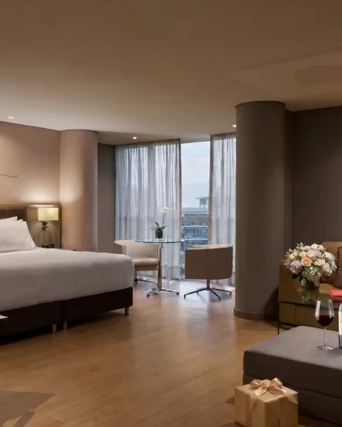 Paquete de alojamiento Día de la Madre en Binn Hotel Medellín: suite de lujo decorada con flores, vino y regalos para mamá.
