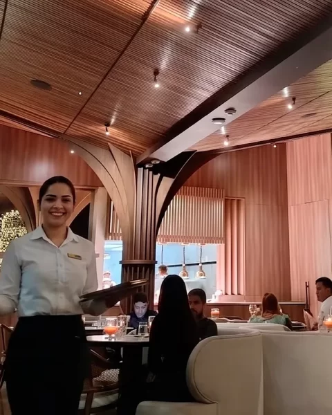 Mesera de La Makha atendiendo a los comensales del restaurante en Medellín