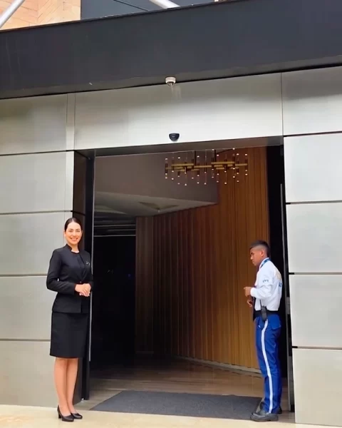 Personal de conserjería y seguridad en la entrada de Binn Hotel, El Poblado