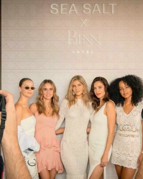 Grupo de mujeres posando en sesión de fotos en Etro Rooftop y Binn Hotel Medellín, espacio elegante ideal para eventos y fotografía en la ciudad