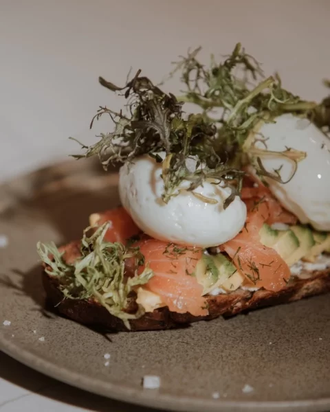 Tostada artesanal con salmón y huevos pochados servida en el restaurante La Makha de Binn Hotel.